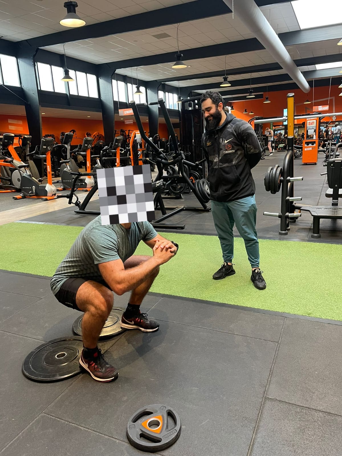 AbdulSamed coacht klant bij een squat